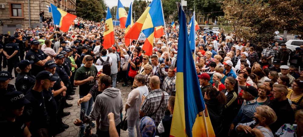 Protestul Partidului „ȘOR” s-a mutat de la Președinție, la CNA! Oamenii cer eliberarea reprezentanților formațiunii, reținuți în această dimineață